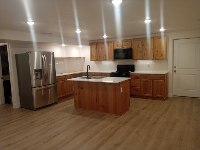 Kitchen - 1750 S Sawtooth Blvd