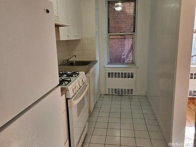 Foto del edificio - 105-33-105-66 66th Ave