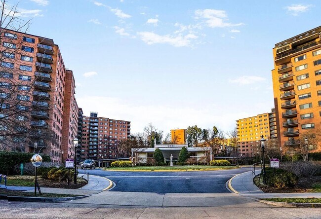 Foto del edificio - 4201 Cathedral Ave NW