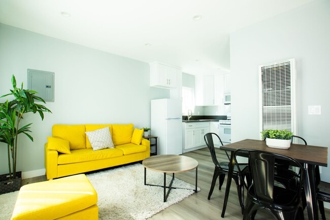 Building Photo - Private 2BR / 1BA Bungalow Unit in Hyde Park Section 8 Welcome!