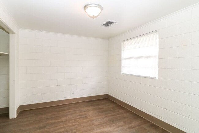 Building Photo - Two bedroom apartment 650