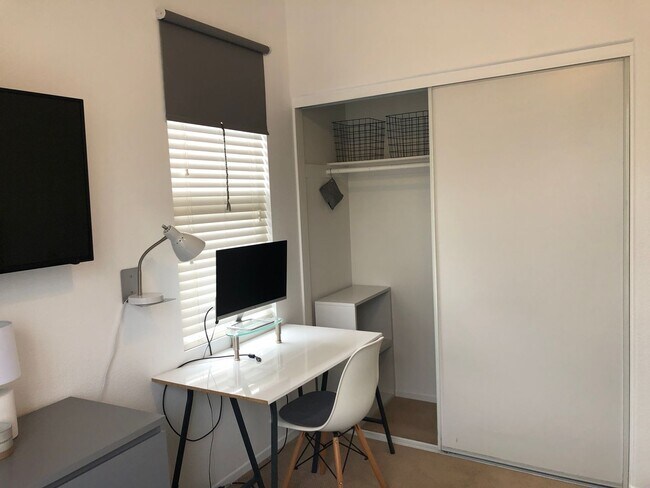 Building Photo - Private room, private bath, in quiet upgra...