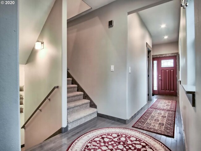 Building Photo - Beautiful 5 Bedroom, 6 Bathroom View Property