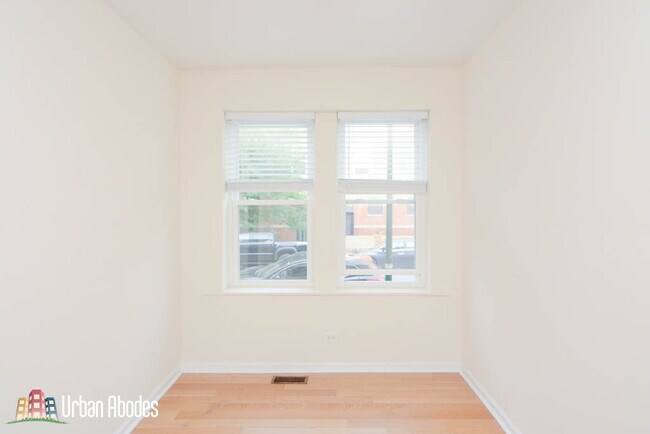 Foto del edificio - 2359 N Drake Ave