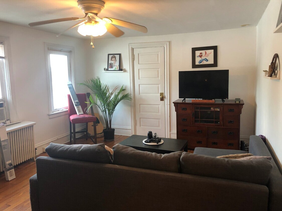 813 Greenwood Ave Unit 3rd Floor, Jenkintown, PA 19046 Room for Rent