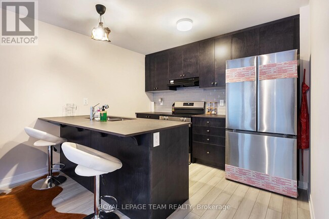 Building Photo - 804 Parnian Private