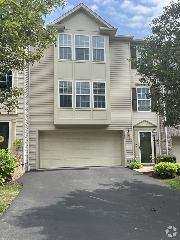 Building Photo - 2048 Michael Dr
