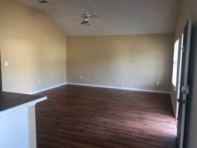 Building Photo - 3 Bedroom, 2 bath , Fenced Backyard