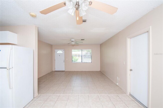 Foto del edificio - 27270 Warner Ave
