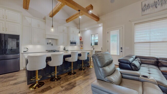 Building Photo - 112 Pindo Palm Dr
