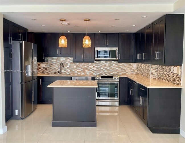 Foto del edificio - 600 NE 36th St