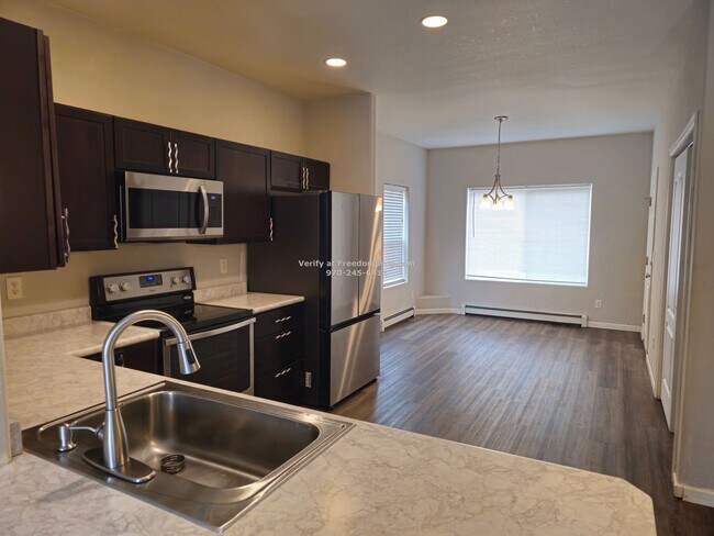 Foto del edificio - Your new 3 bedroom 2.5 bath townhome awaits!