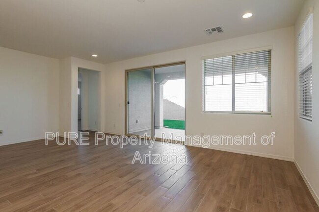 Foto del edificio - 10222 W Crittenden Ln
