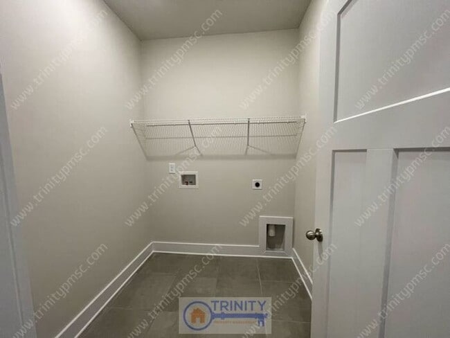 Building Photo - Beautiful and spacious! Ready for move in!