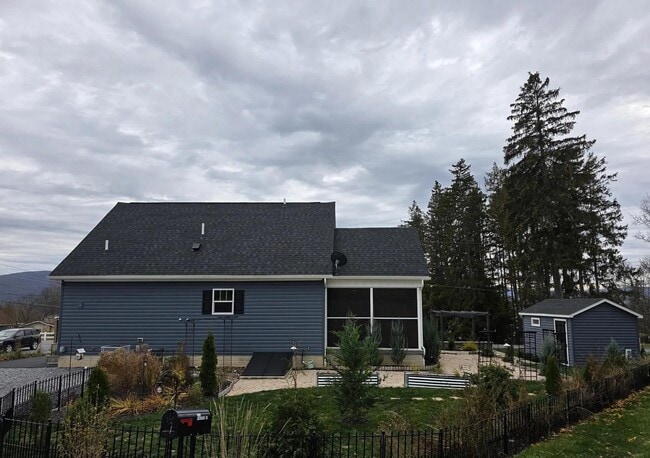 Foto del edificio - 2114 Pine View Dr