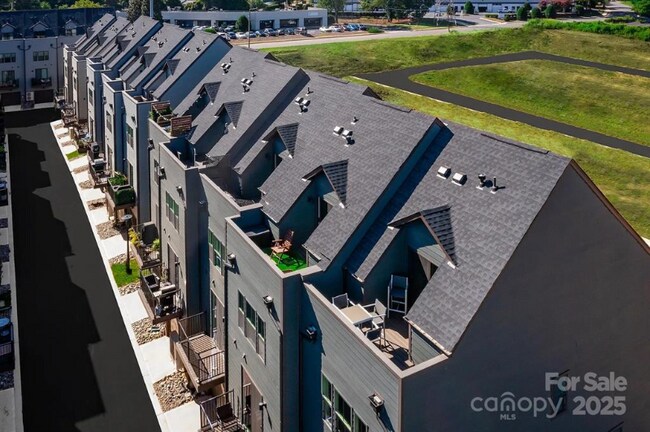 Foto del edificio - 6050 Fonsac Ln