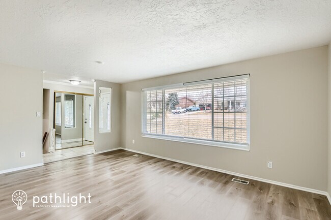 Foto del edificio - 5009 S 2575 W, Roy, UT, 84067