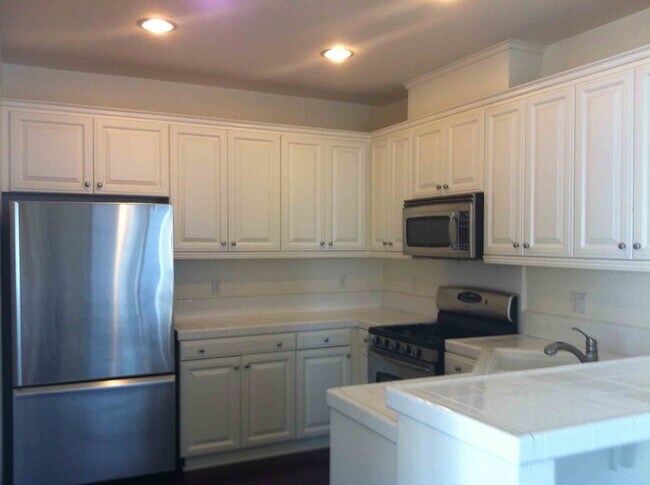Building Photo - End unit townhome - Stainless Appl, Garage...