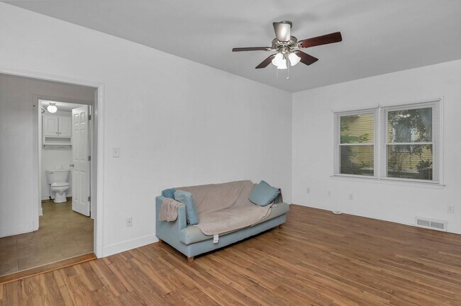 Foto del edificio - Charming 3-Bed Home in Olympia – Steps fro...