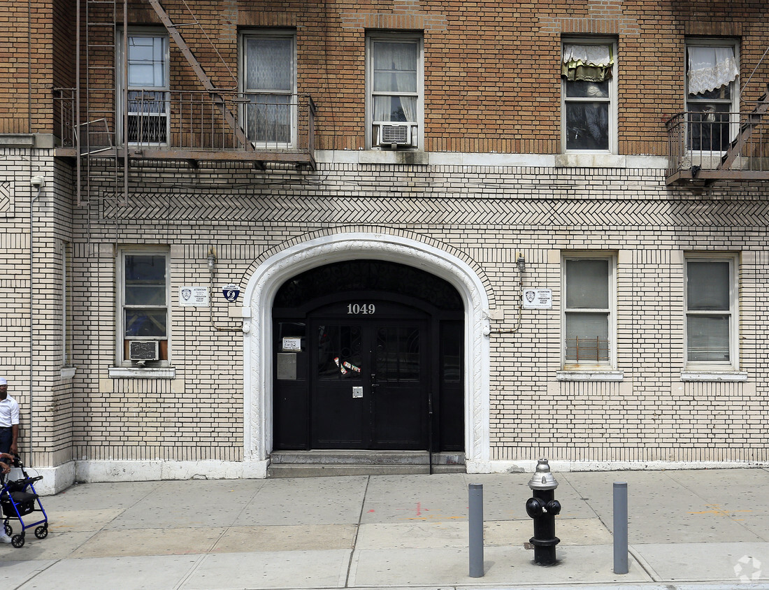 entrance - 1049 Grand Concourse