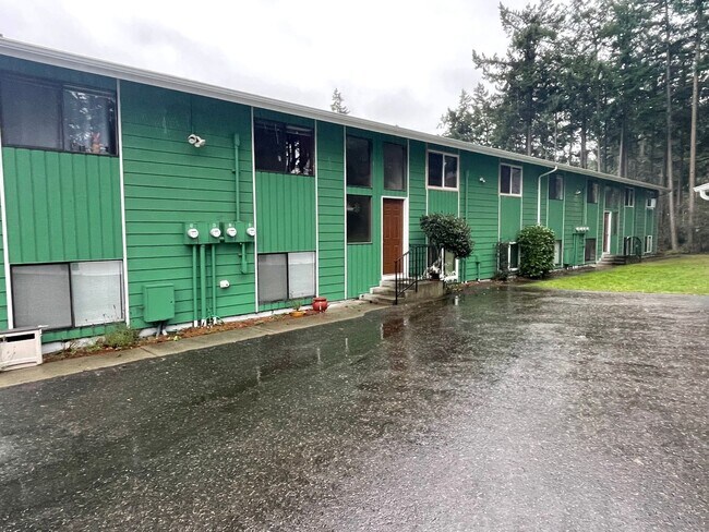 Building Photo - Fantastic, Modern 2 Bedroom Apartment with Small Garage!!