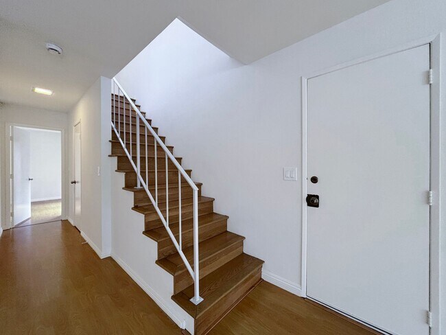 Building Photo - Charming 3BD/3BA Townhouse in University C...