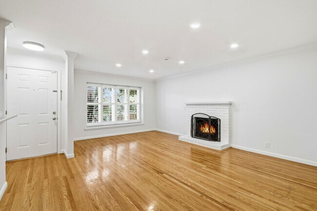 Foto del edificio - Beautiful Remodeled 3-Bedroom 2-Bathroom S...