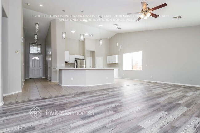Foto del edificio - 12902 W Soledad St
