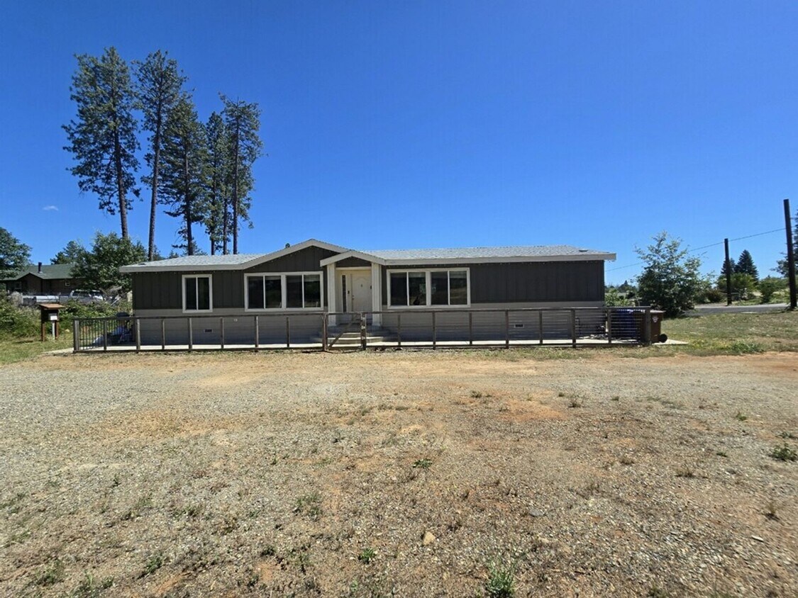 Building Photo - 3 bedroom, 2 bath, pet friendly home