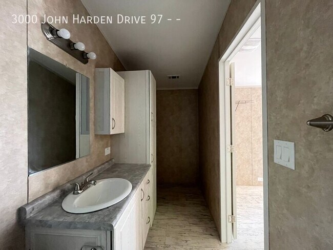 Foto del edificio - 3000 John Harden Dr