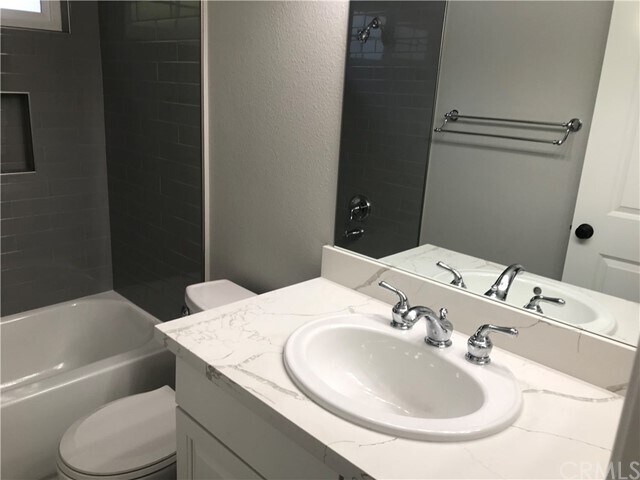Foto del edificio - 228 W Brookdale Pl