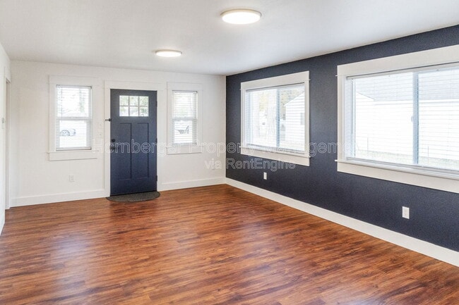 Building Photo - 3904 E 30th Ave