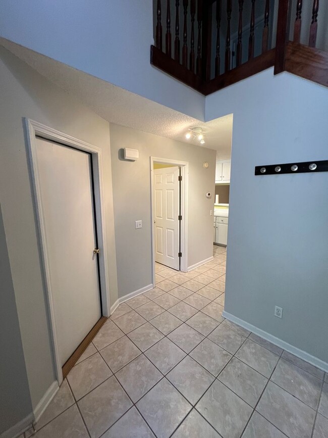 Building Photo - 140 Woodmere Dr