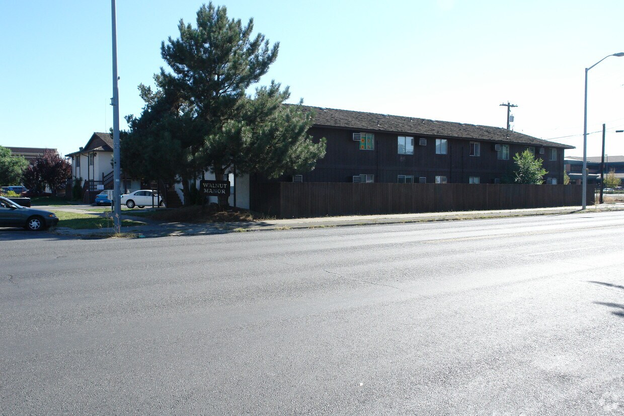 Building Photo - Walnut Manor