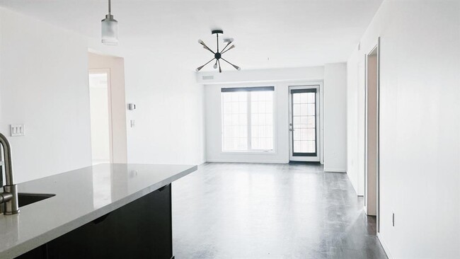 Building Photo - 25 Bridgeland Dr N