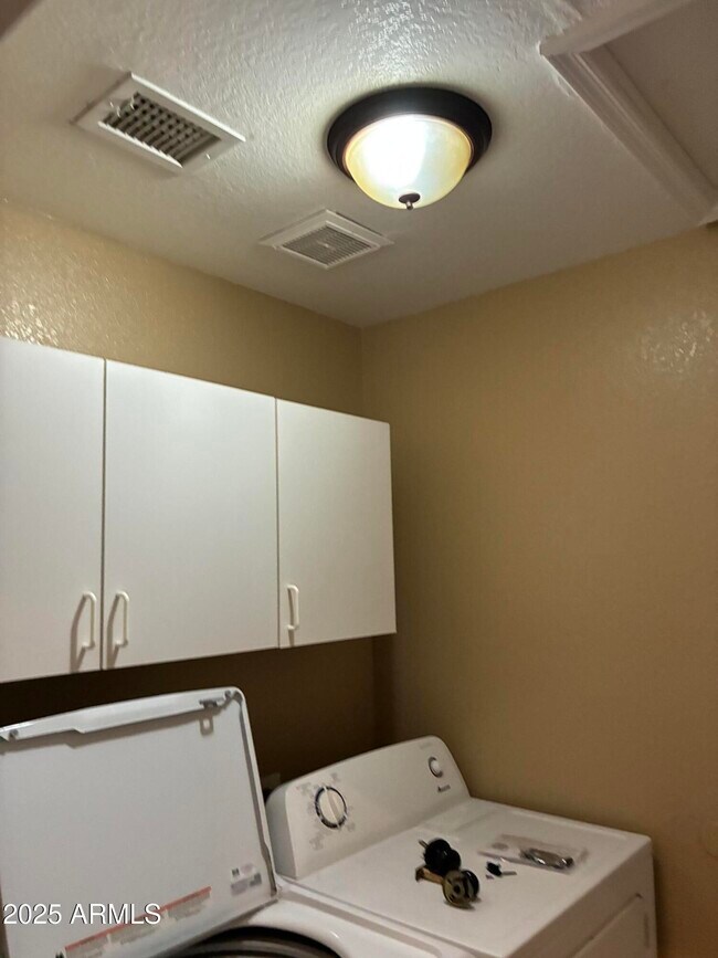 Foto del edificio - 1041 E Silverwood Dr