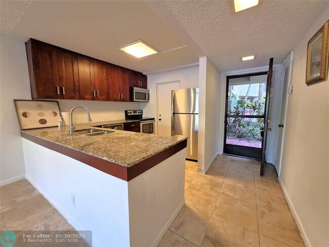 Foto del edificio - 2320 S Cypress Bend Dr