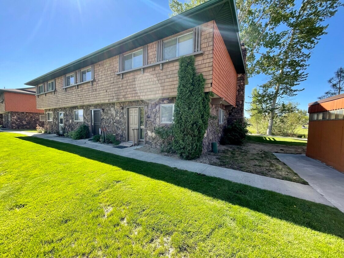 1033 Riverview Dr, Gardnerville, NV 89460 Townhome Rentals in