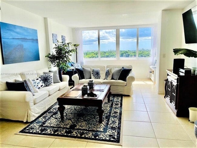 Building Photo - 5005 Collins Ave