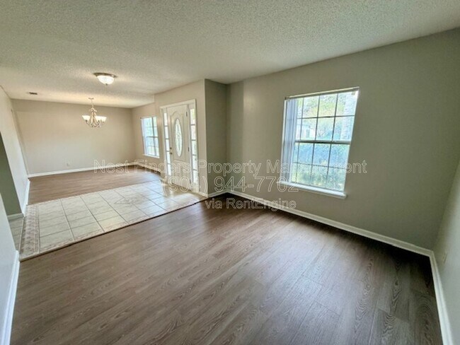 Foto del edificio - 2094 Forest Gate Dr W