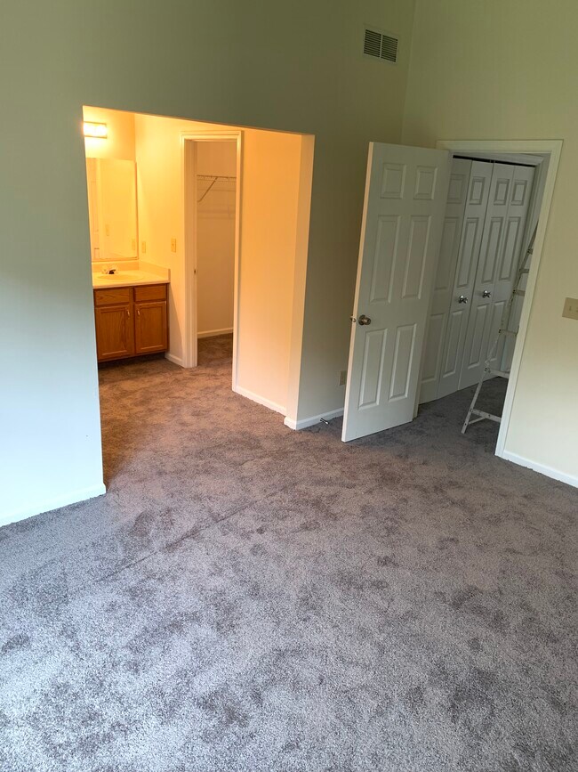Master Suite Bedroom- Walk-in Closet, Jack &amp; Jill Sinks, Private Bathroom! - 5424 Nighthawk Dr