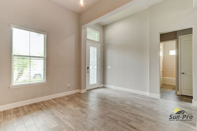 Foto del edificio - 6263 W Fallsgrove Ln