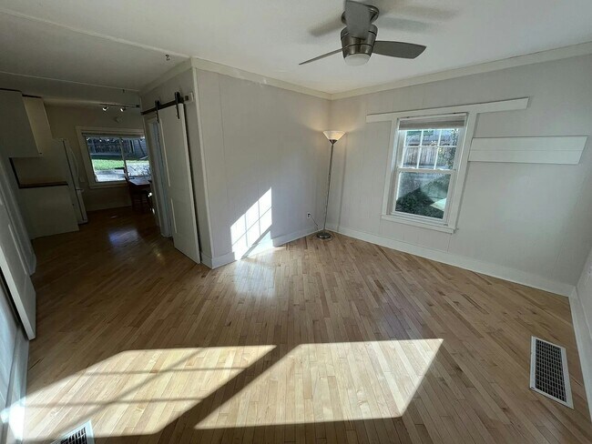 Foto del edificio - 3060 S Grant St