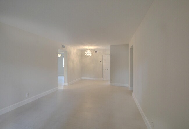 Building Photo - 703 Gardens Dr