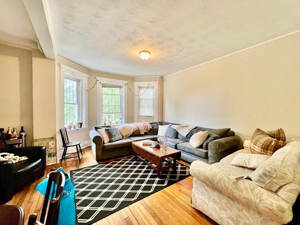 Primary Photo - 1721 Commonwealth Ave