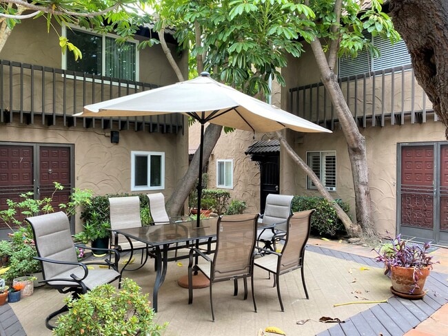 Building Photo - Welcome to your new condo in Pacific Beach...