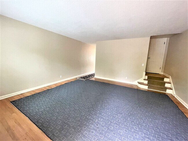 Building Photo - 2 bedroom Townhouse with free onsite parki...