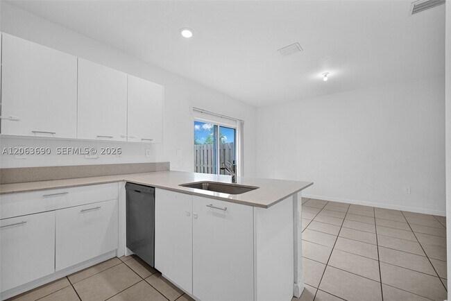 Foto del edificio - 12429 NW 23rd Ct