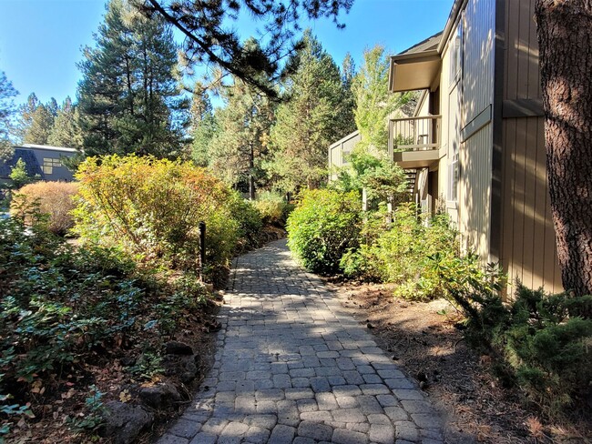 Building Photo - Mt. Bachelor Village Condo #207