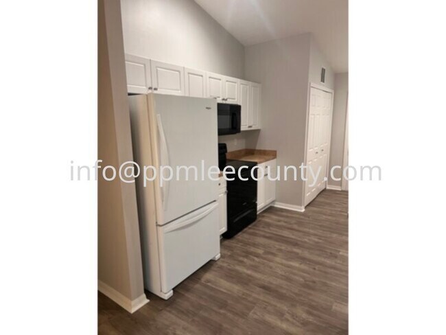 Building Photo - Fantastic 3 bedroom 2 bath 2 car garage home on a corner lot